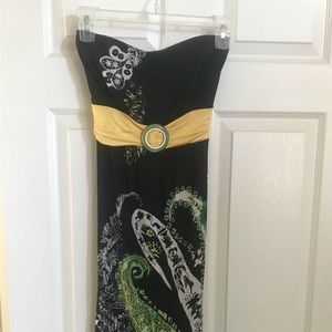 Strapless three-quarter summer dress.